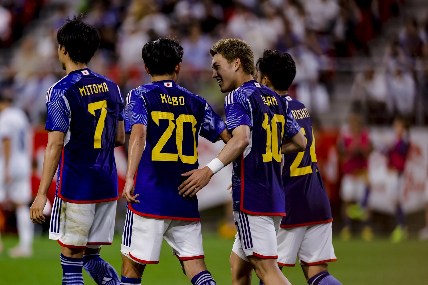 久保を祝福する堂安　©Kiichi Matsumoto