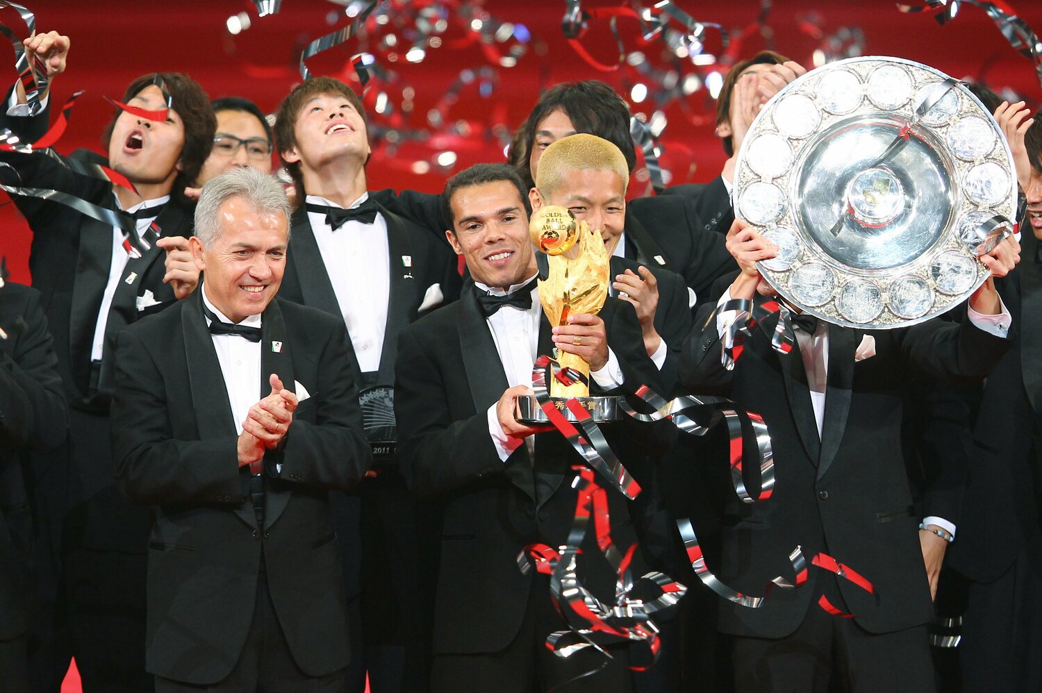 2011年Jリーグアウォーズでのネルシーニョ監督とドミンゲス ©JIJI PRESS