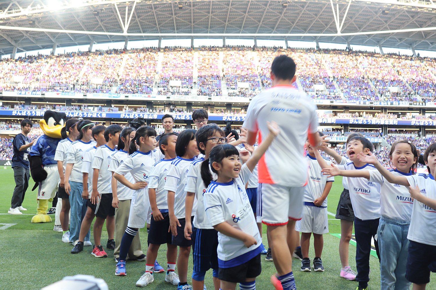 エディオンピースウイング広島で開催されたSAMURAI BLUE対シリア戦での『ハイタッチキッズ』の様子（2024年6月11日）