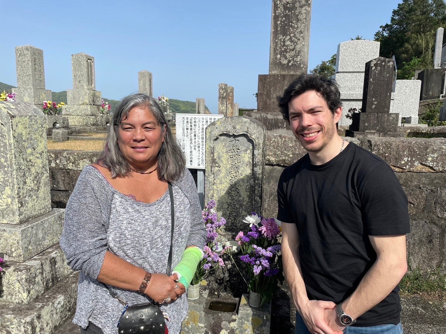 母サリーさんとともに高祖父の墓参りを叶えた際の実際の写真　©Tomohisa Konno