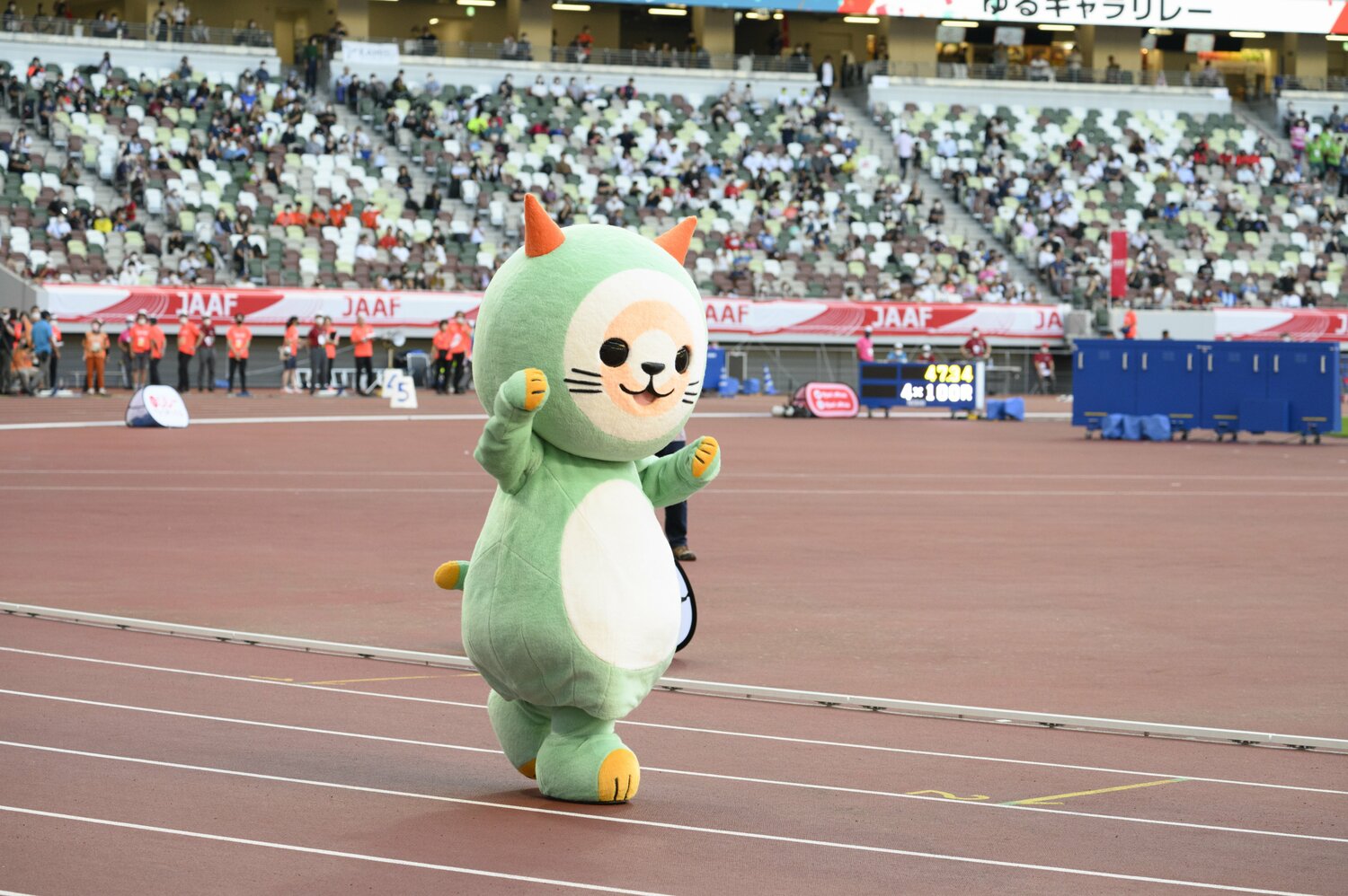 嬉しそうに走り出したフキャット。顔は「的」、耳は「矢」をモチーフにしている　©Hirofumi Kamaya
