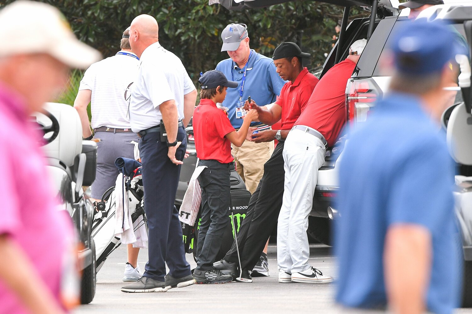 チャーリー君と準備するタイガー・ウッズ　©︎Getty Images