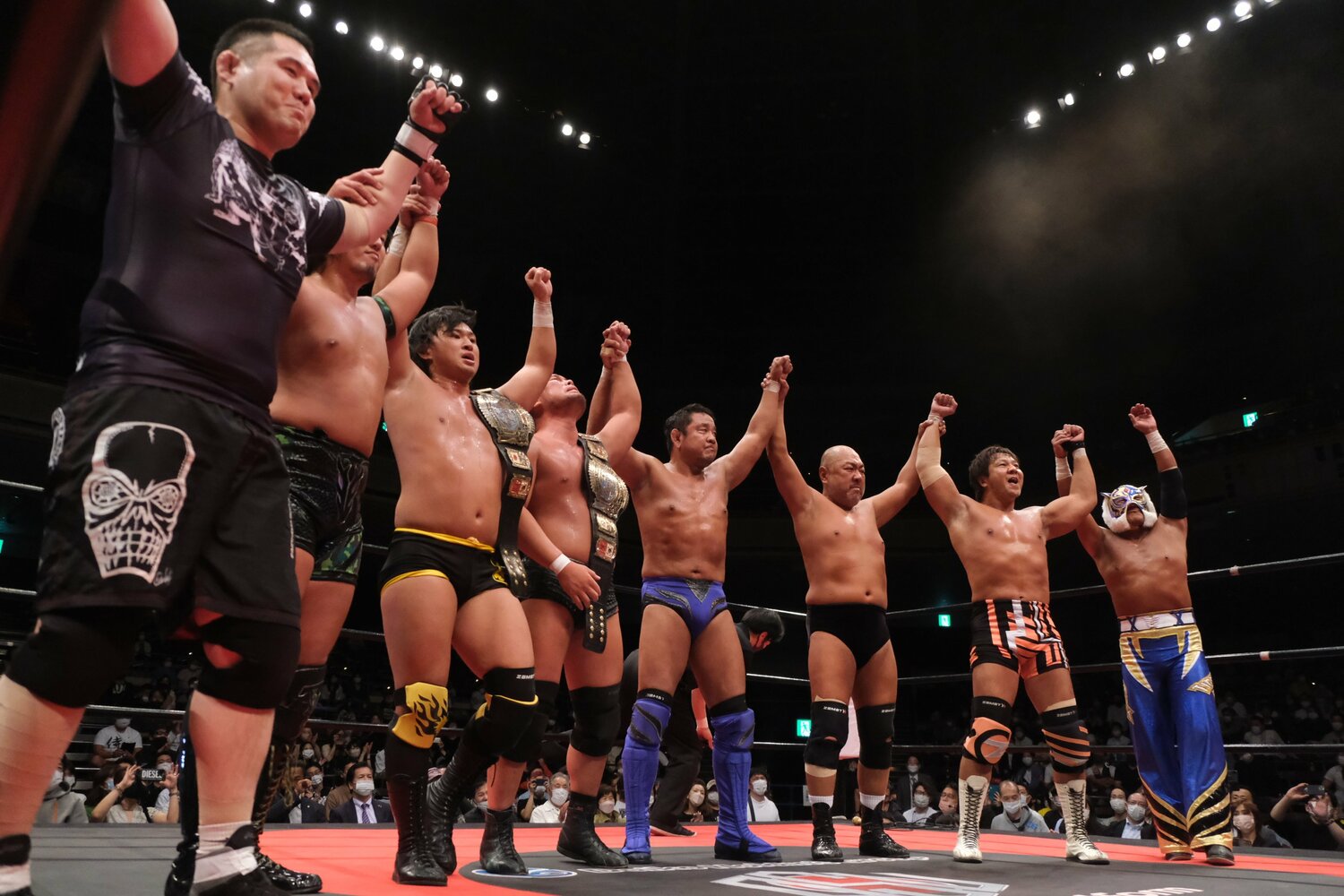 後半戦には永田裕志ら新日本プロレス勢も登場、ZERO1軍と対戦した