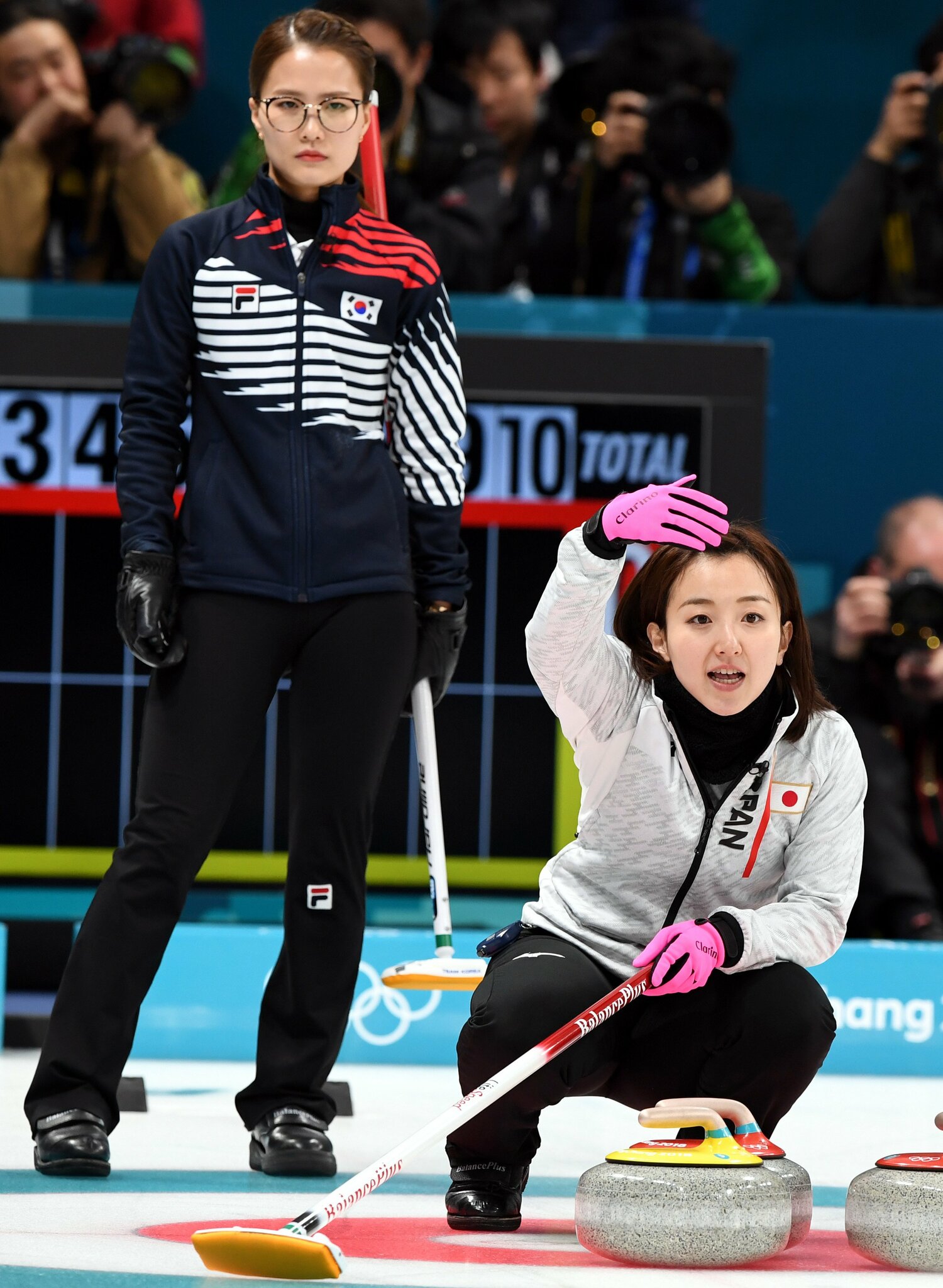 平昌五輪の準決勝で話題を集めたキム・ウンジョン（左）と藤澤五月のスキップ対決　©︎JIJI PRESS