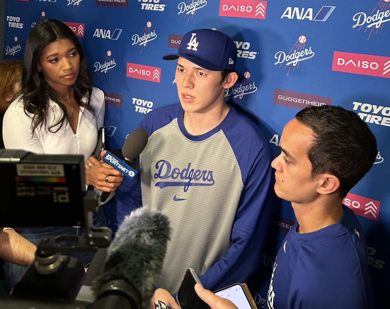 右肩痛で故障者リスト(IL)入りし、取材に応じるドジャースの佐々木朗希 ©JIJI PRESS