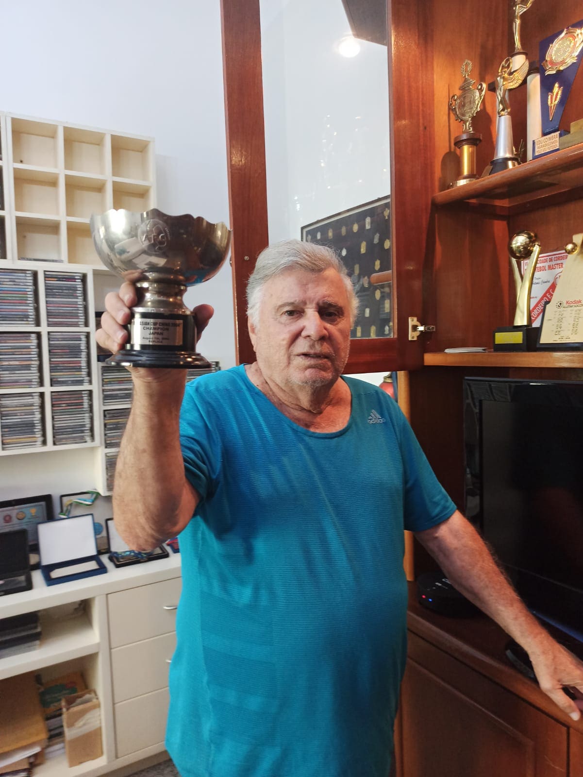 2004年アジアカップでコーチとして優勝した際のカップのレプリカを手にするエドゥー　©Hiroaki Sawada