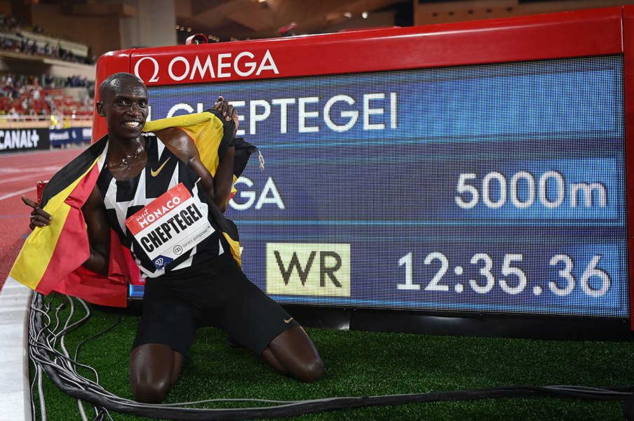 男子5000mの世界新。～チェプテゲイ、16年ぶりの大記録の意味～＜Number Web＞ photograph by Getty Images