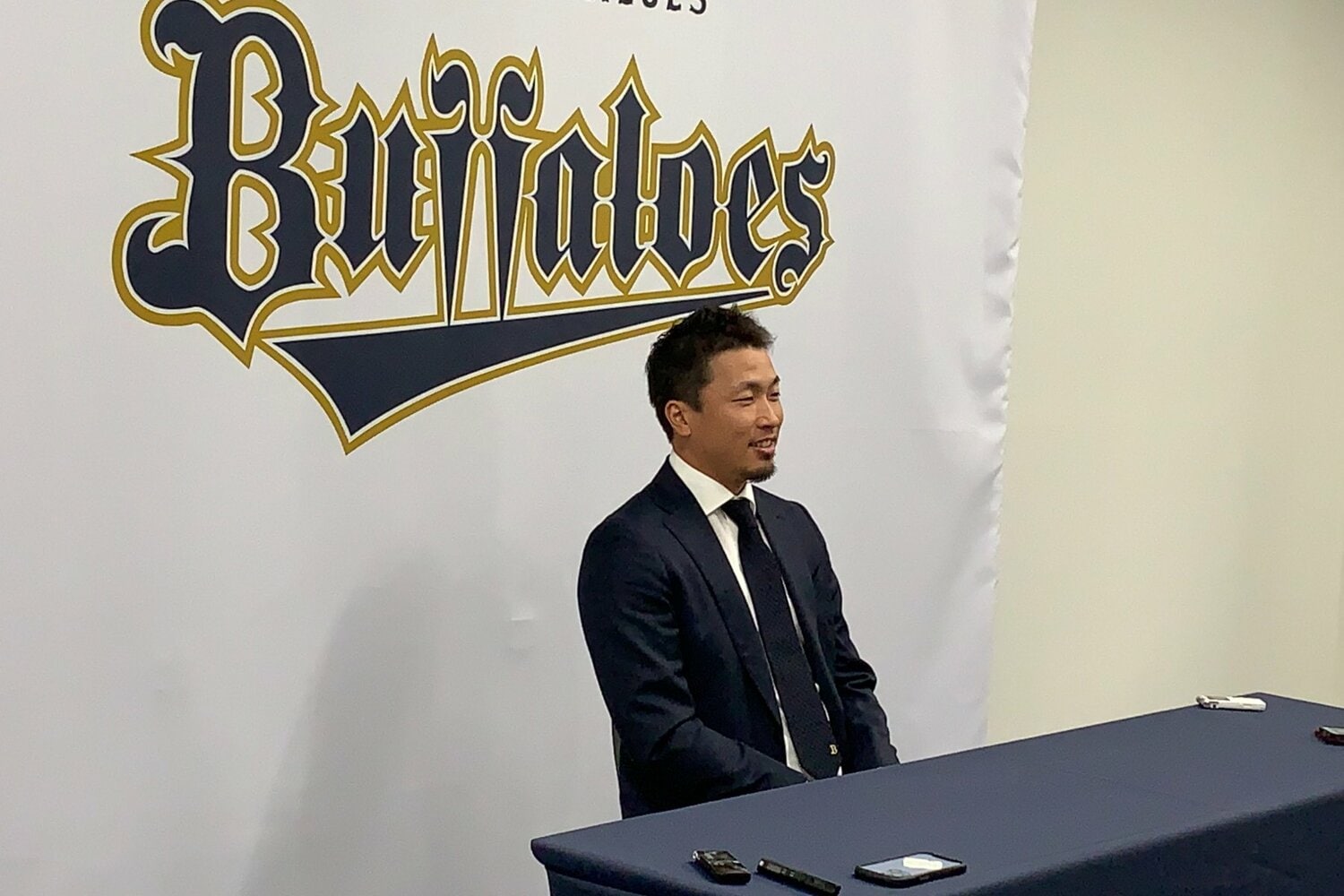 契約更改の記者会見にのぞむ安達　©︎Noriko Yonemushi