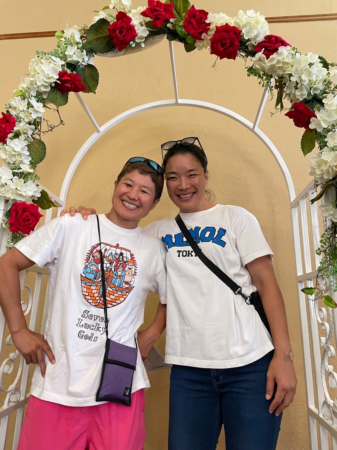 アメリカでの挙式のワンシーン。二人ともカジュアルな「Tシャツ姿」で　（本人提供）