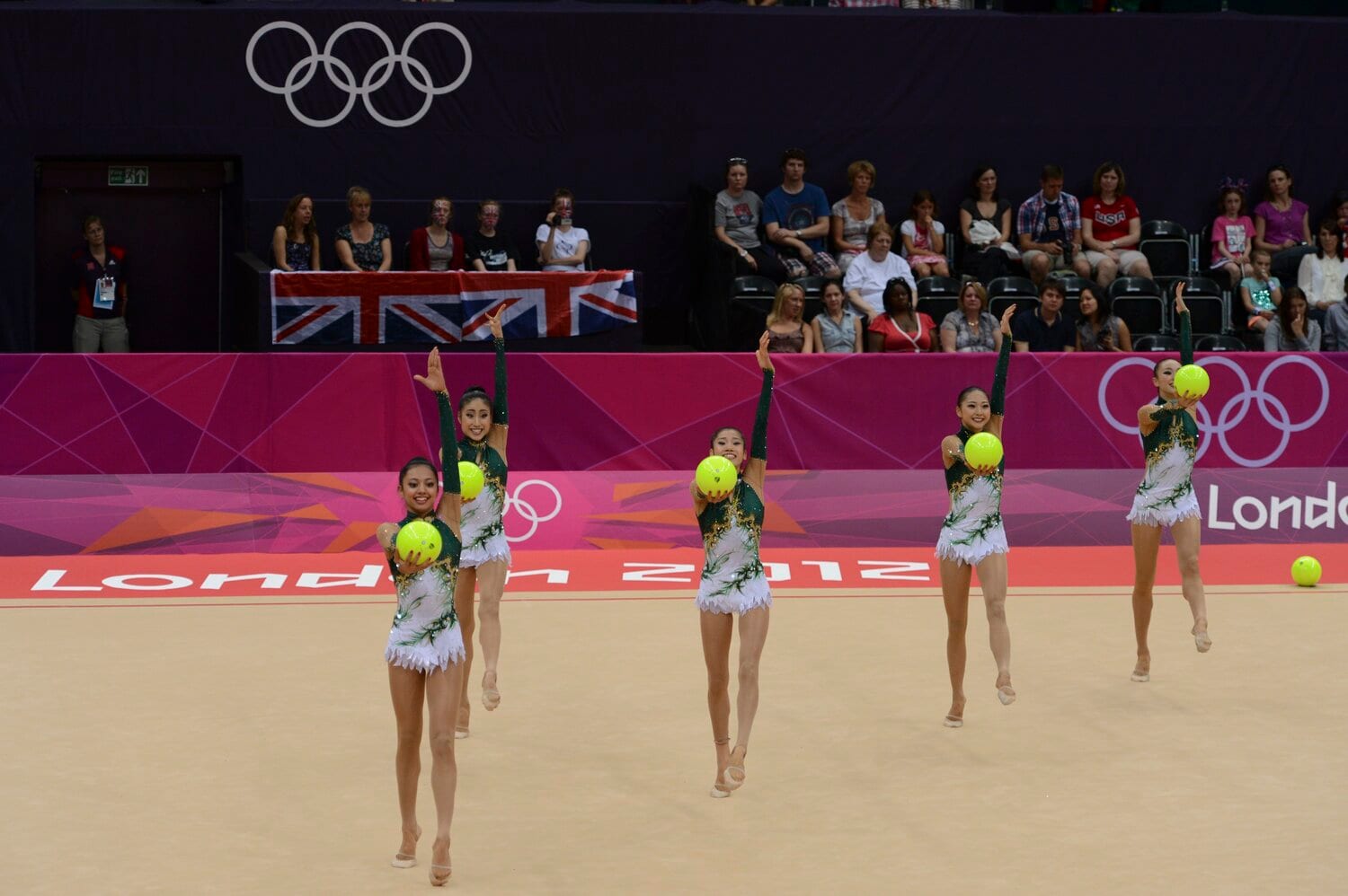 一糸乱れぬ演技が要求される(左端がサイード横田さん) ©Asami Enomoto/JMPA