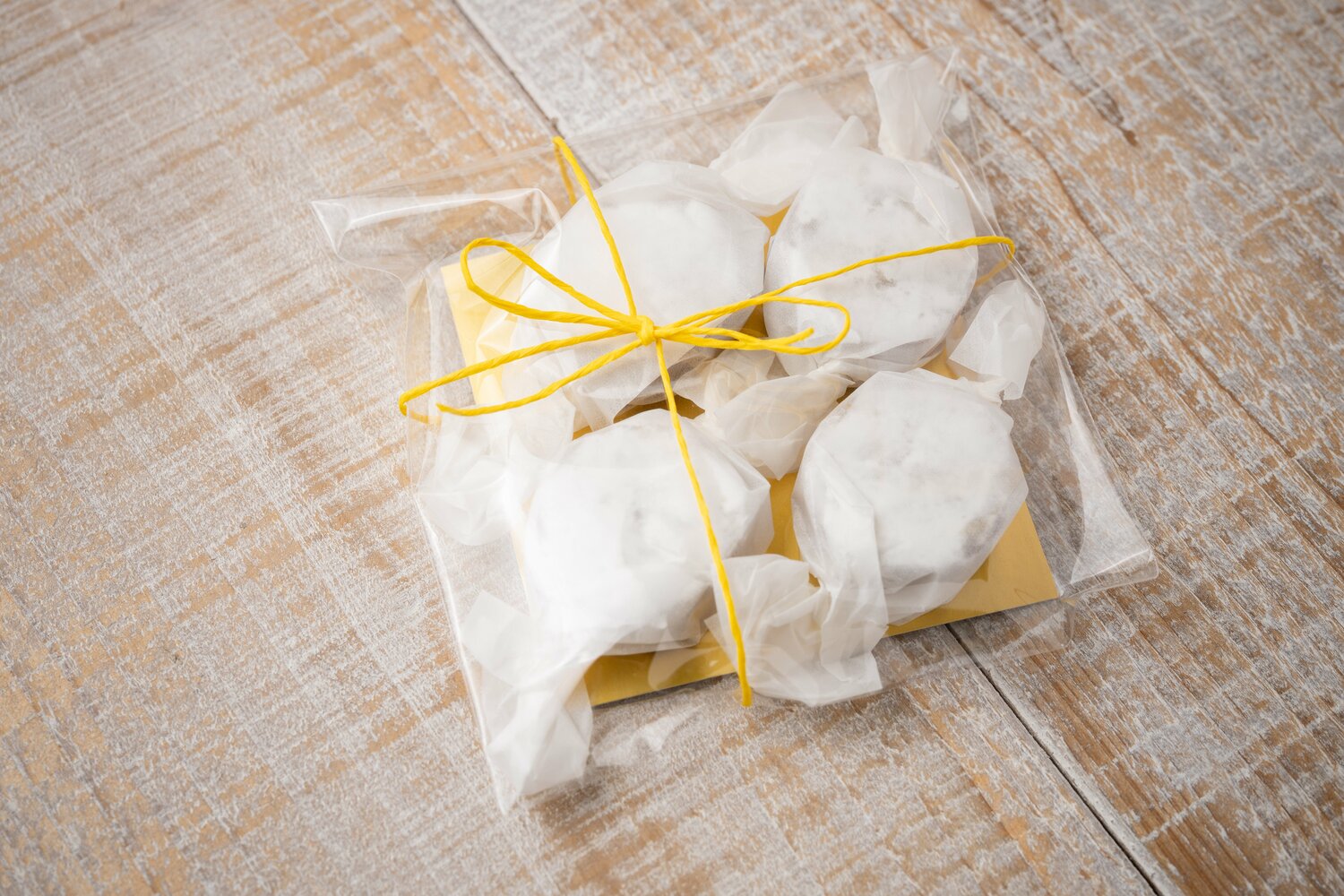 スペイン・アンダルシア地方の伝統的な焼き菓子「ポルボロン」は手土産にも人気。1粒あたりの糖質量は0.8ｇ。4個入り486円　©️Shiro Miyake