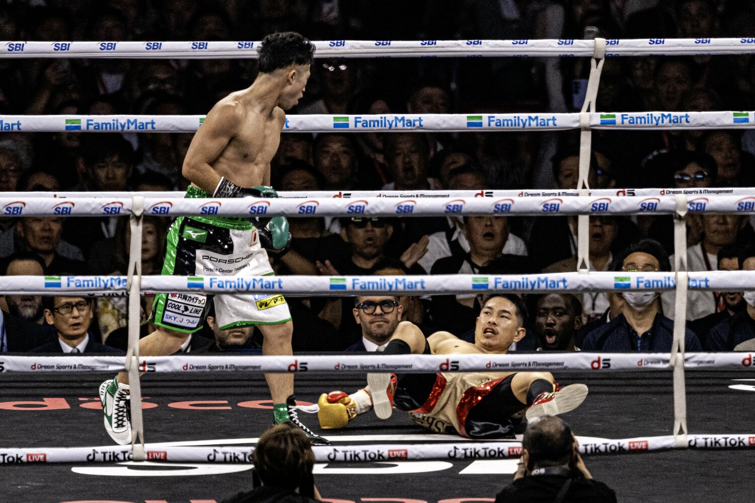 3ラウンドで2度目のダウンを奪い井岡一翔の様子に目をやる井上拓真　©️Takuya Sugiyama