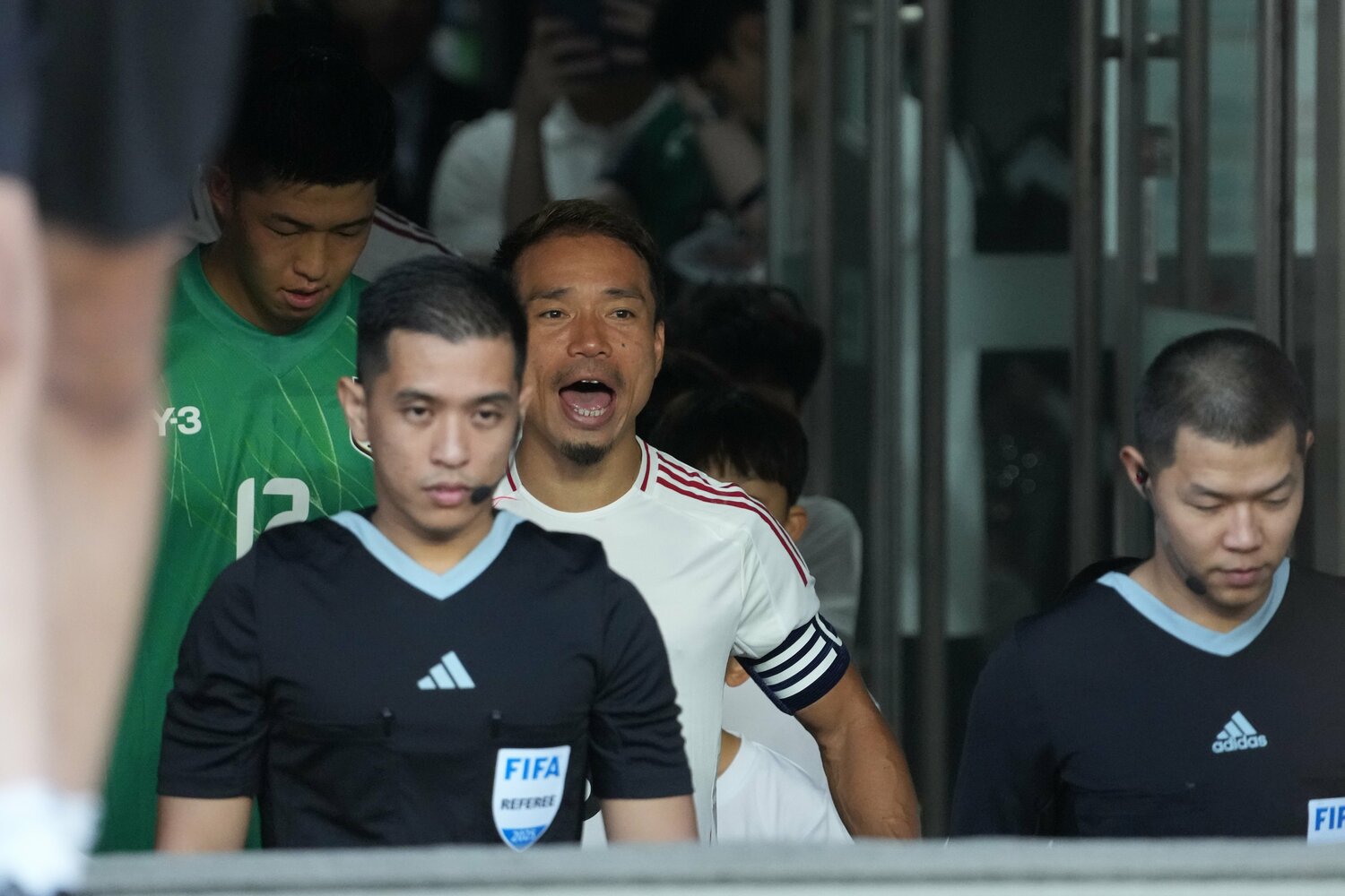 中国戦でキャプテンを務めた長友　©Masashi Hara/Getty Images