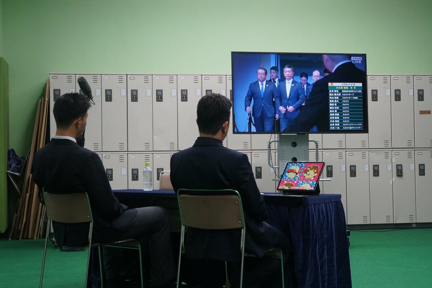 ドラフト会議開始からテレビを見つめる須江監督と山口　©Kei Nakamura