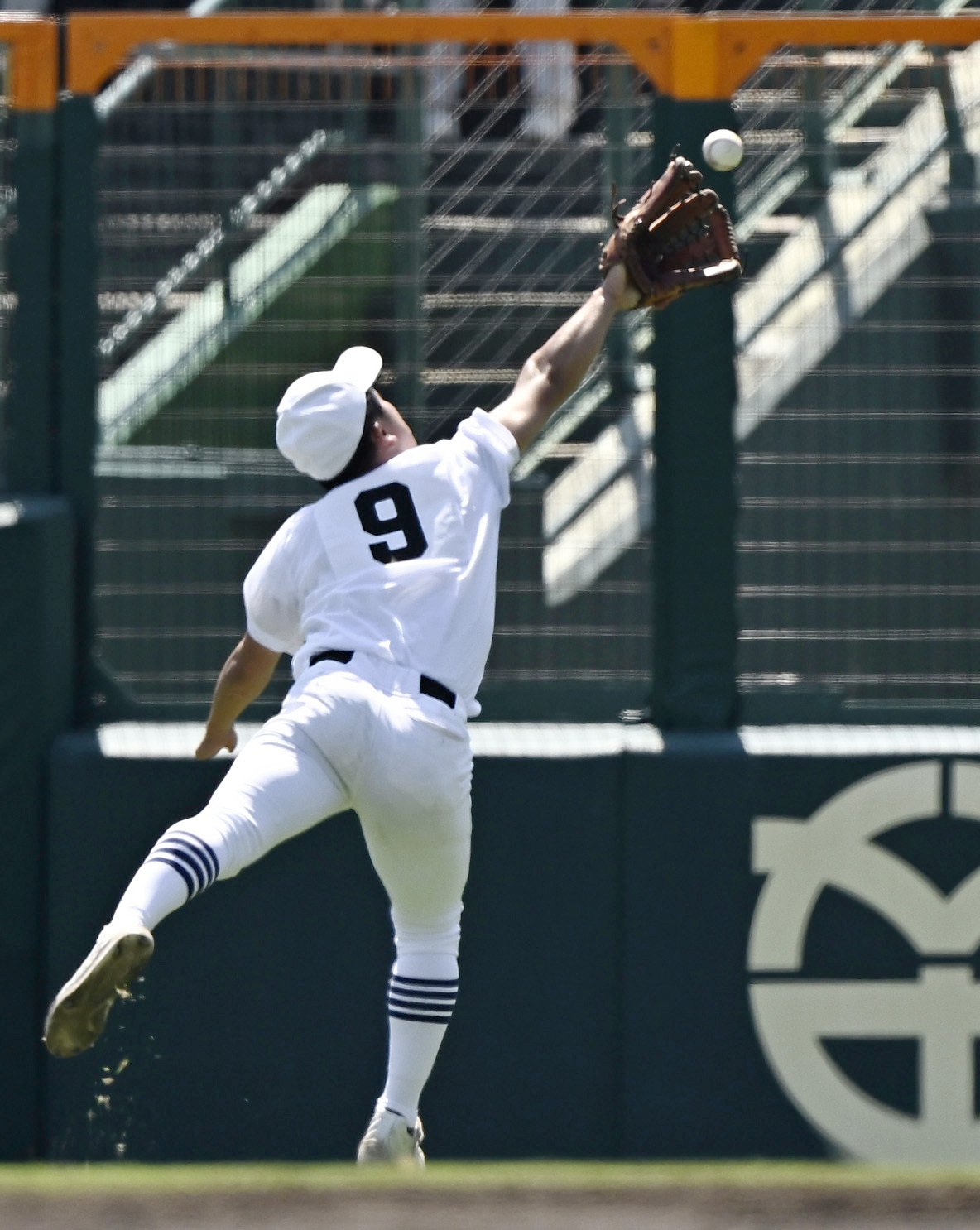 横浜戦・奥村頼の飛球を好捕する横山　©Kyodo News