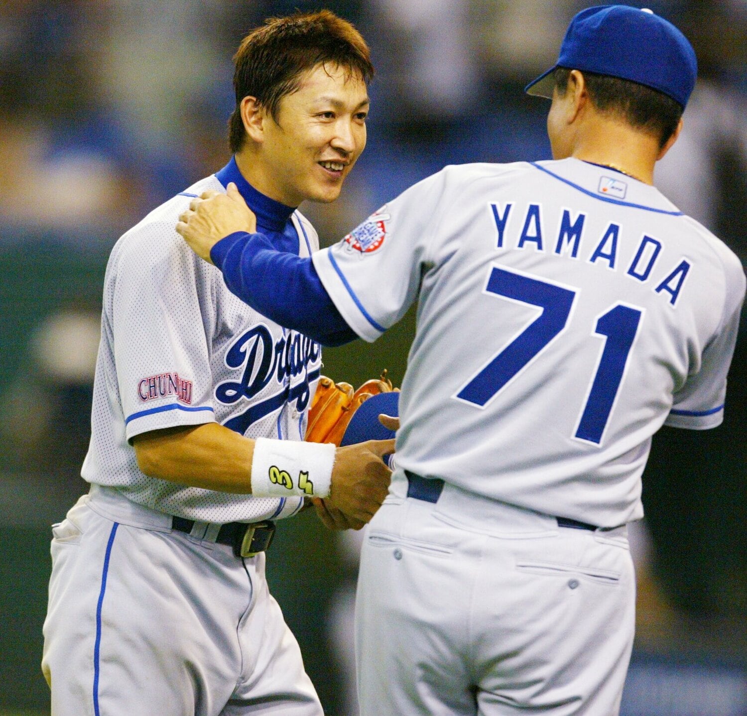 2002年～2003年に中日の監督を務めた山田久志から2000本安打を祝福される立浪　©JIJI PRESS