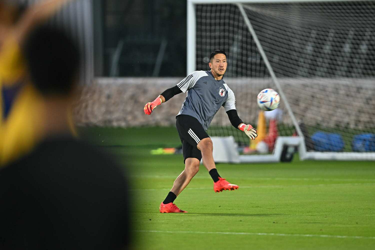 控えGKの立場のシュミットだが、もしもの有事に備えて日々鍛錬に励んでいる　©Takuya Kaneko/JMPA