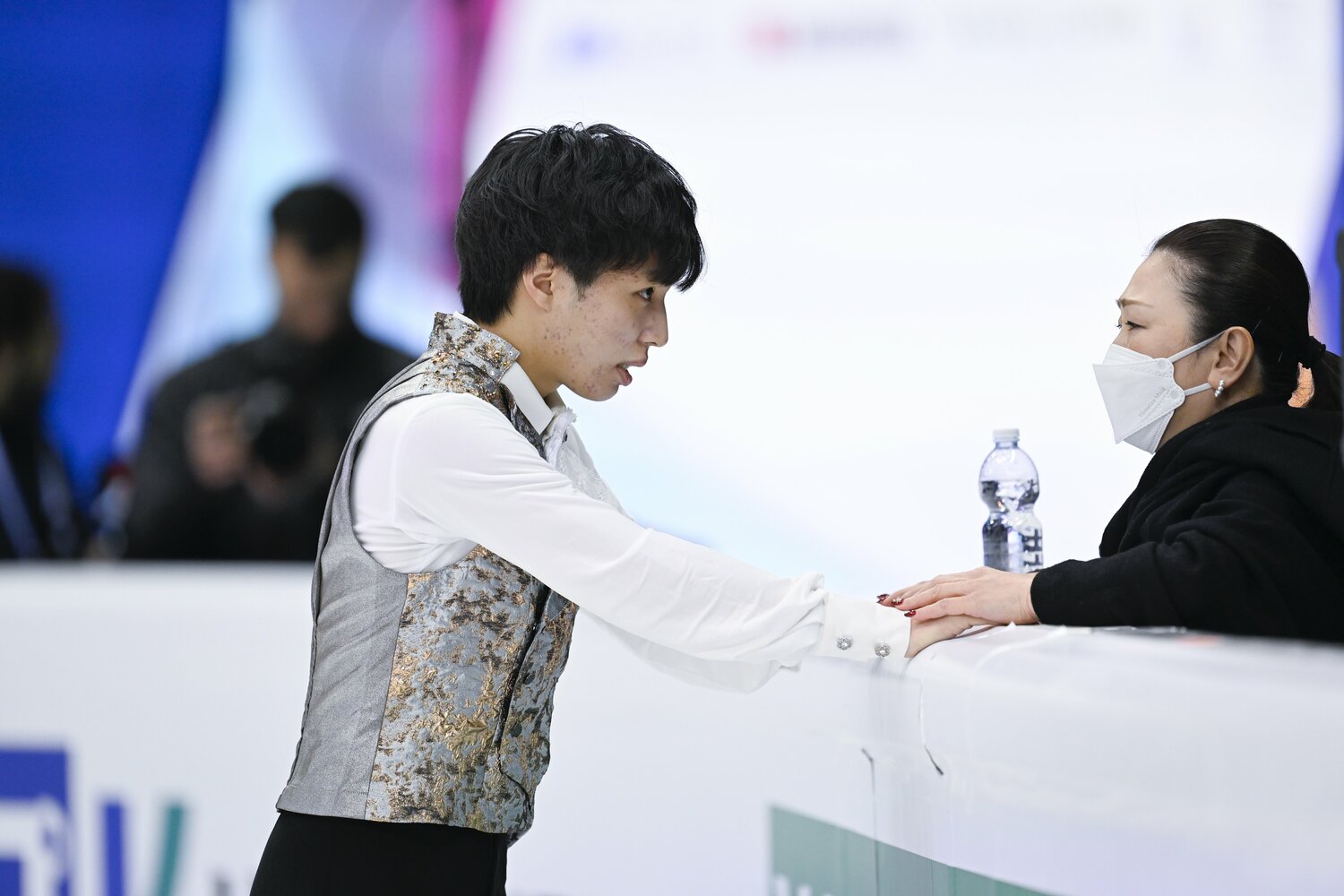 フリースケーティング前の三浦佳生と佐藤紀子コーチ ©︎Asami Enomoto