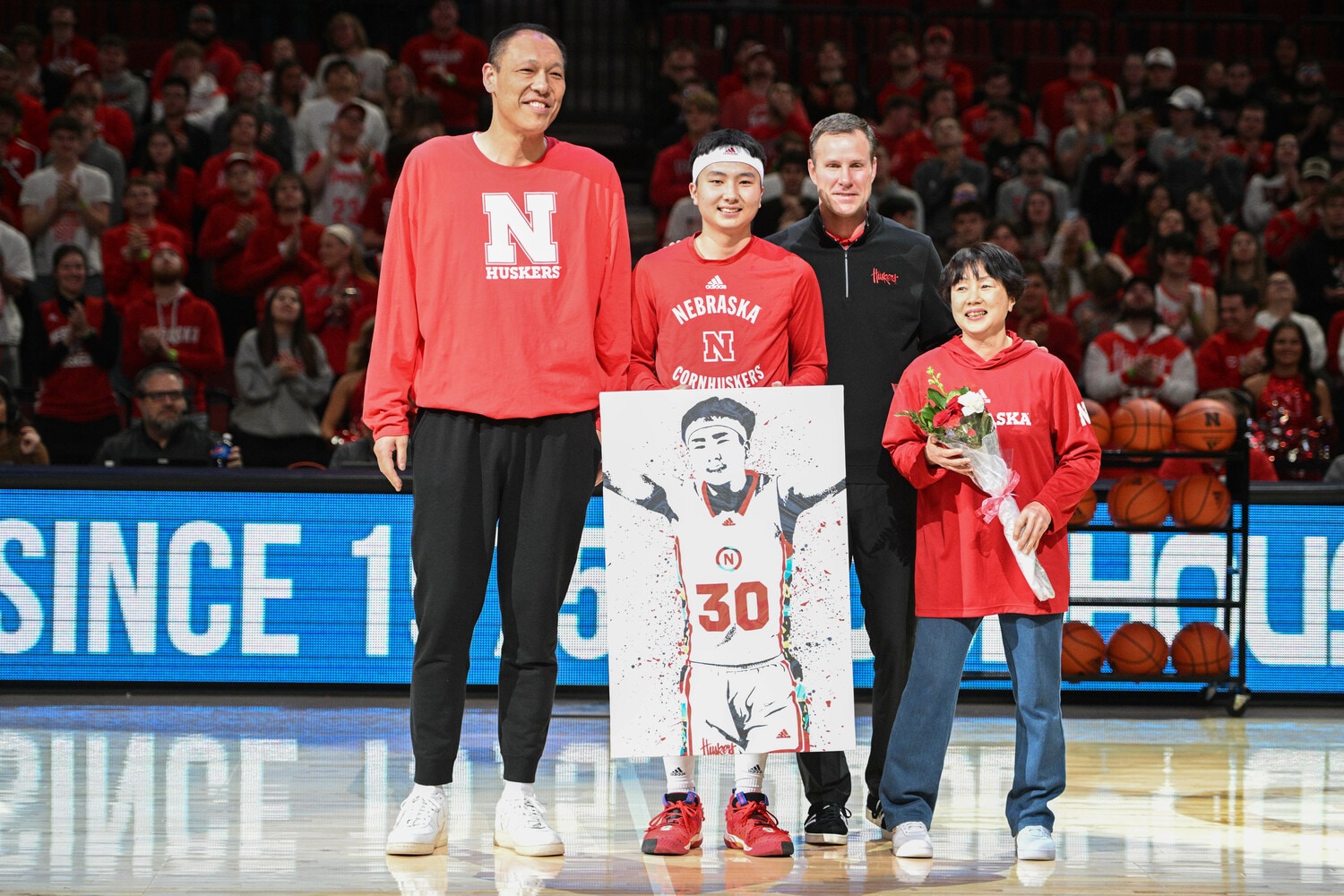 2023年2月、両親と富永がともに写真に収まる　©Sipa USA/JIJI PRESS