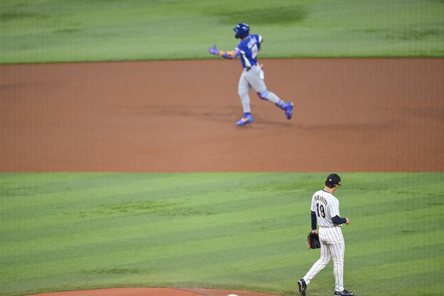 ベネズエラ戦1回、アクーニャJr.に先頭打者ホームランを浴びた山本由伸　©Nanae Suzuki