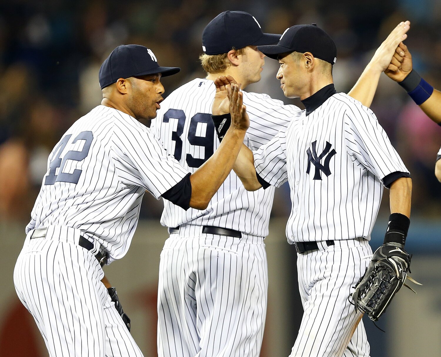 リベラとハイタッチするイチロー ©Getty Images