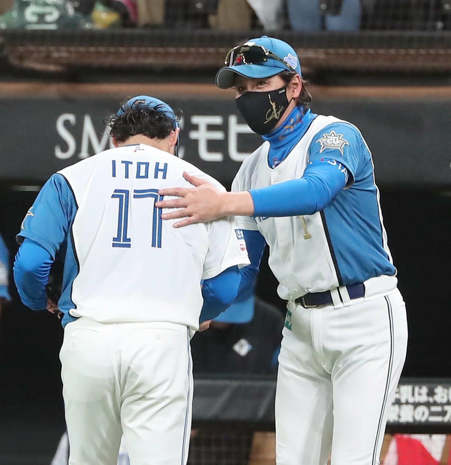 9回途中6失点で降板した伊藤大海をベンチで出迎えた新庄剛志監督　©︎SANKEI SHIMBUN