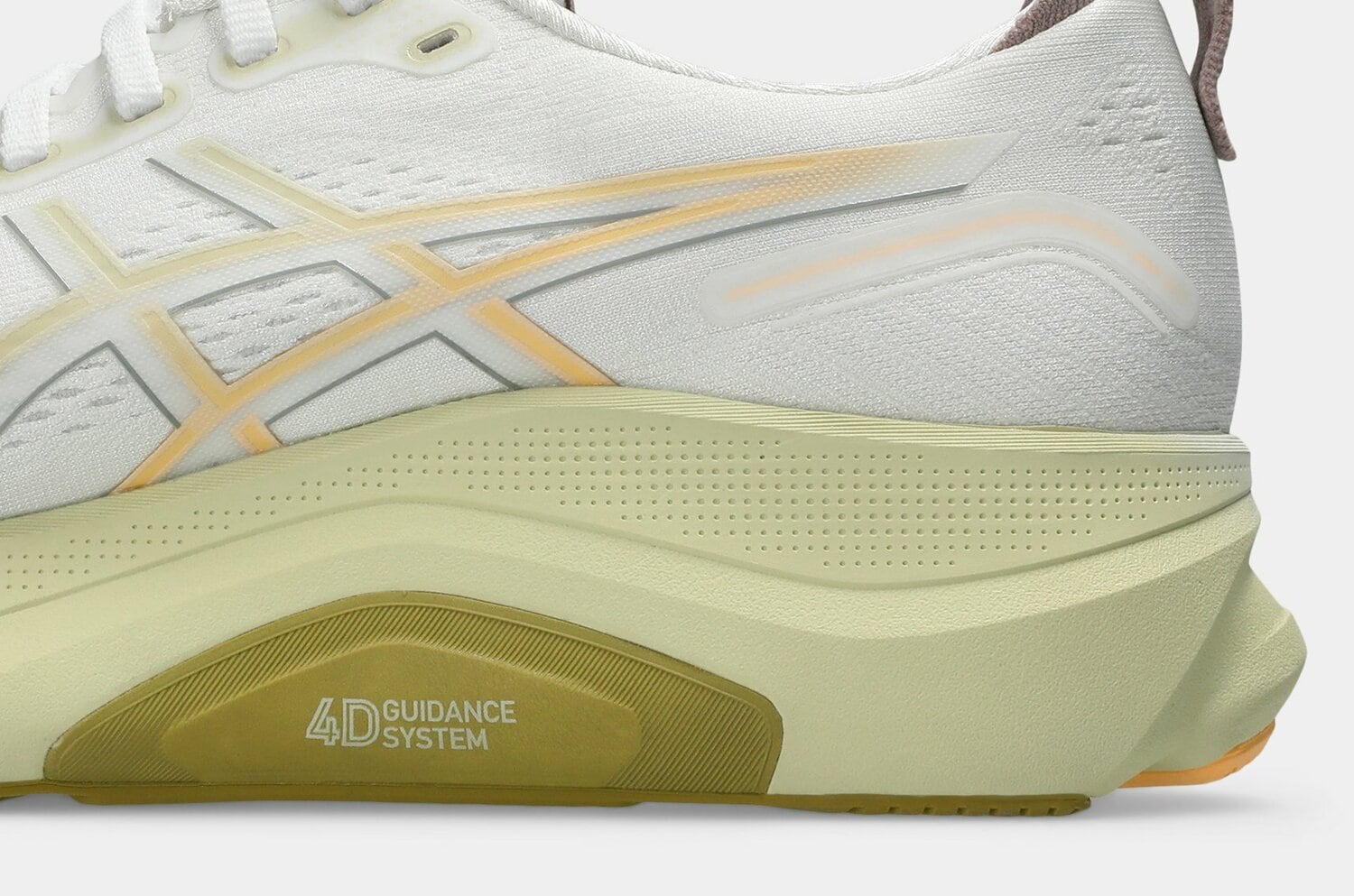 かかと部の適切な傾斜/かかと部には適切な傾斜を持たせることで疲労時にもスムーズなかかと接地を促す ©ASICS