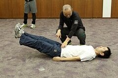 太ももに力を入れずにおへその下あたりを意識