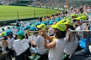 「何者？」甲子園騒然の音、“天才トランペットおじさん”の謎…じつは人気バンドと共演“スゴい人物”だった「高校野球は儚さがいい」「とにかく別格」