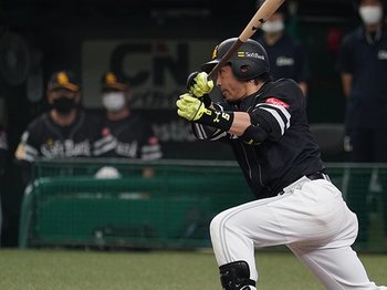 柳田悠岐、延長10回にサヨナラホームラン！松田の初本塁打も飛び出しホーム1000勝！＜Number Web＞ photograph by Hideki Sugiyama