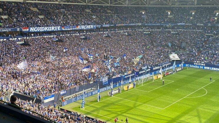 シャルケは満員6万人超の大声援 三笘薫ゴールの試合ではミックスゾーンに現地ファンが 欧州サッカー海外組取材で観た撮った Number Web Goo ニュース