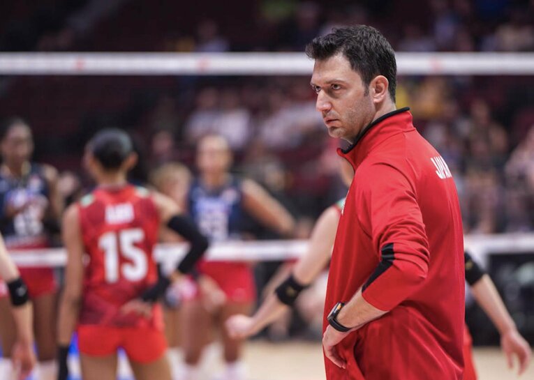 アクバシュ監督は林を説得していたという　©︎Volleyball World