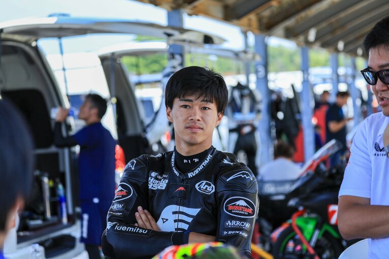 7月のオフの間帰国した小椋は、市販車のCBR1000RR-Rでもてぎを走ってトレーニングした　©Satoshi Endo