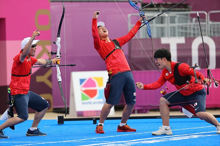 アーチェリー男子団体の3位決定戦は大接戦となり、その重圧を乗り越えた日本代表の3人は喜びを爆発させた ／ photograph by Takuya Matsunaga／JMPA