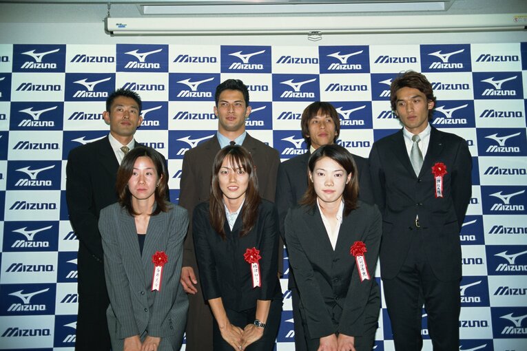 2001年ミズノの世界陸上壮行式にて。一番右下が信岡選手、上段左から2番目が室伏広治　©AFLO