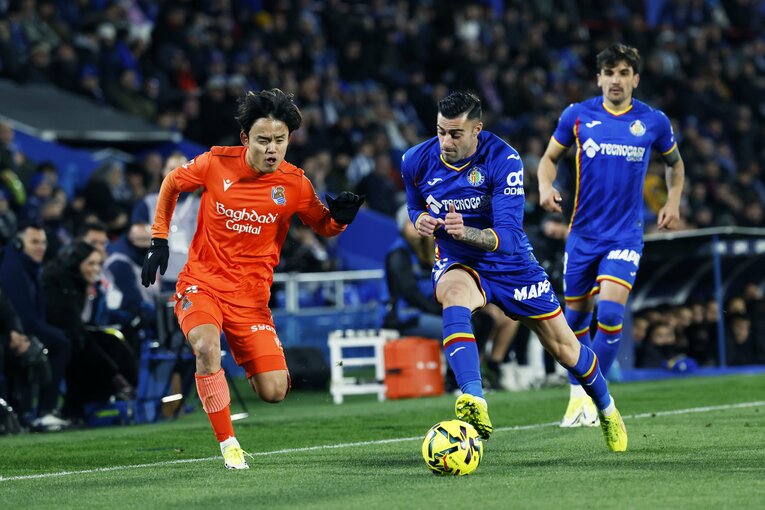 久保の突破には、相手も複数枚での対応…写真はまだまだ続きます　　©Daisuke Nakashima