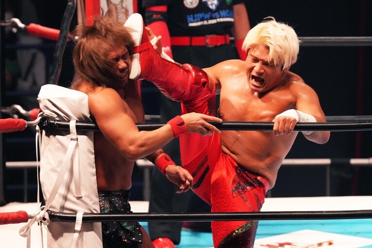 拳王の顔面蹴りを浴びる