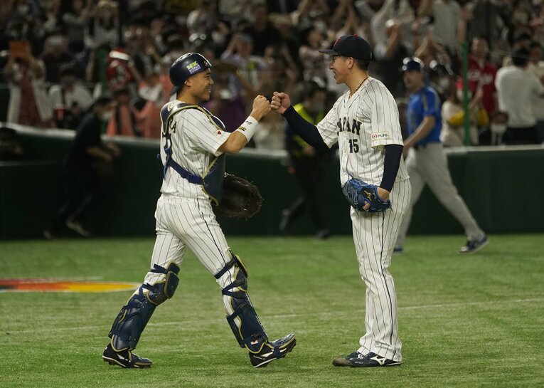 大勢（巨人）ともグータッチ　©JIJI PRESS