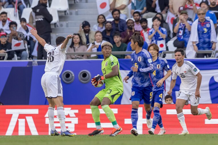 厳しい声が飛び交うGK鈴木彩艶のプレー　©︎Getty Images
