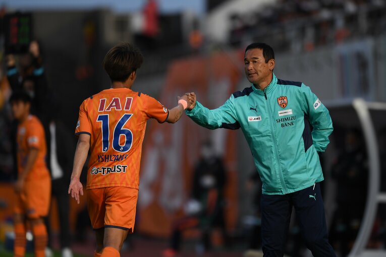 2年連続で終盤に緊急登板することになった清水の平岡弘章監督。ユースを長く指導してきた同氏の就任によって、生え抜き選手に積極性が戻った