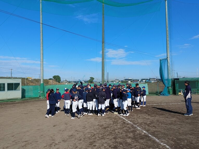 地元の小学生向けに野球教室を行う仙台一高野球部ナイン　©NumberWeb