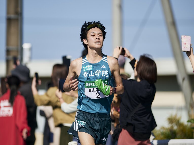 第56回全日本大学駅伝、青学大7区の太田蒼生（4年）。区間2位の走りで首位を死守。國學院大の平林清澄（4年）の追撃をしのいだ　©Yuki Suenaga