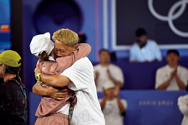 決勝後はKATSU ONEと抱擁し、歓喜に浸った　©︎Asami Enomoto / JMPA