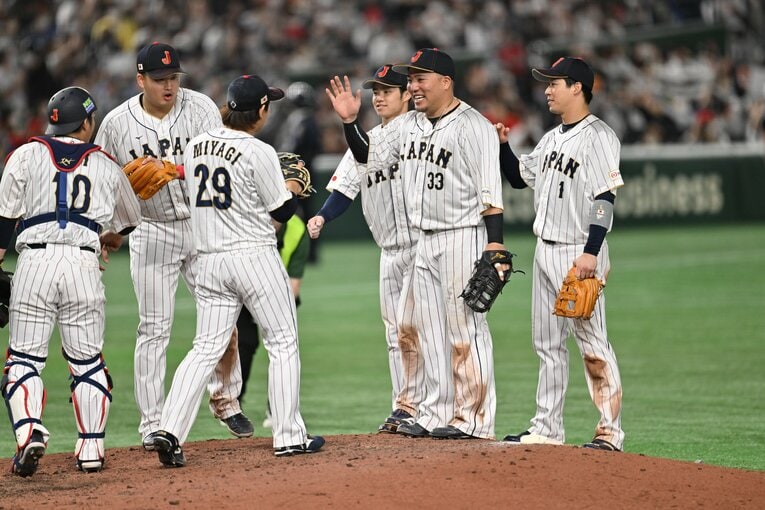 マウンド上で山川、村上らに労われる宮城。チームの雰囲気の良さと、同学年の二人の絆が生んだ勝利だった　©Naoya Sanuki