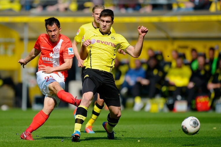 2014年4月のドルトムントvsマインツ。岡崎慎司の先制ゴール　©Getty Images