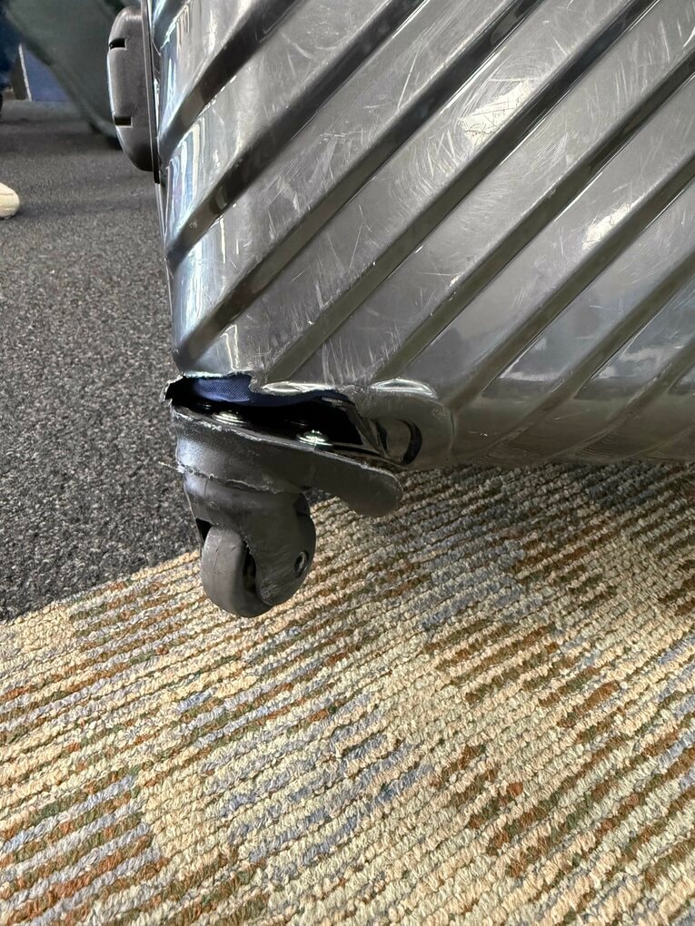 バーバンク空港で破損したスーツケースの車輪