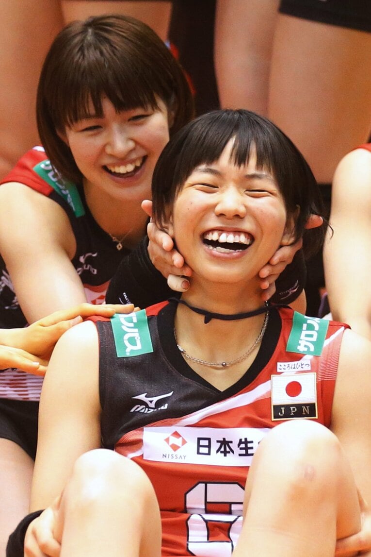 古賀紗理那にちょっかいを出す木村沙織（2016年）©︎AFLO SPORT