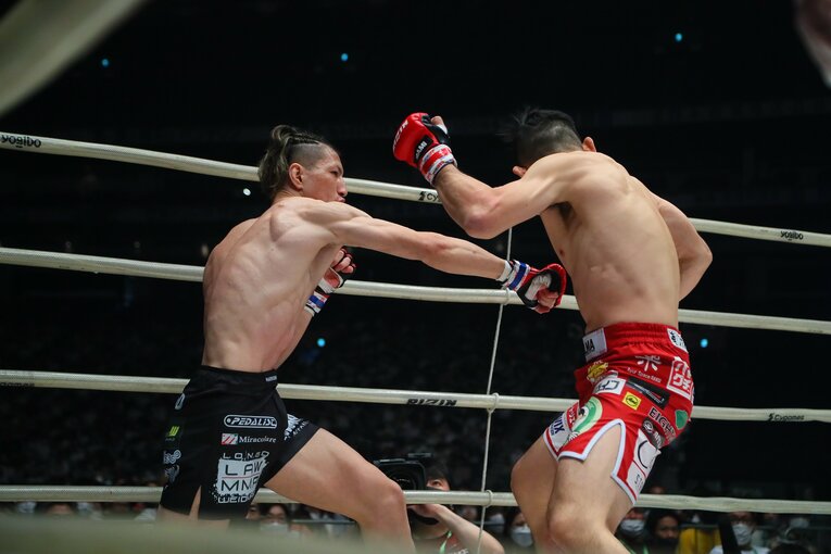 パンチで追いつめた石渡だが、井上のカウンターがヒット　©RIZIN FF