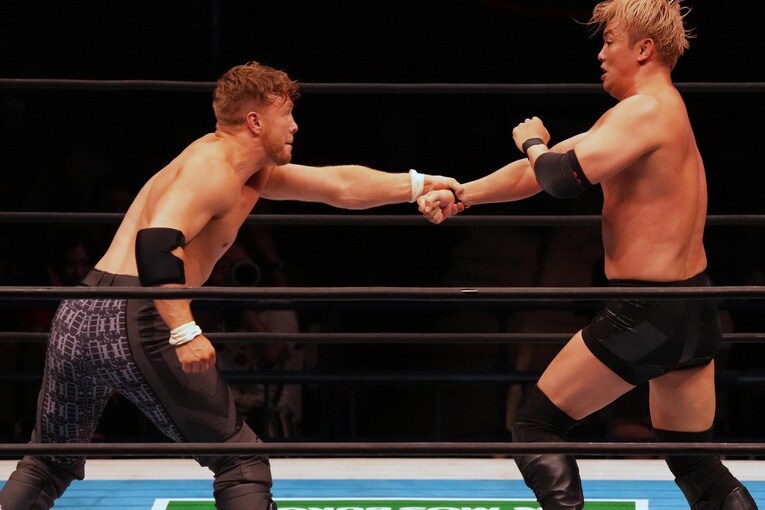 レインメーカーを狙ったオカダだが、オスプレイはレインメーカー返しに