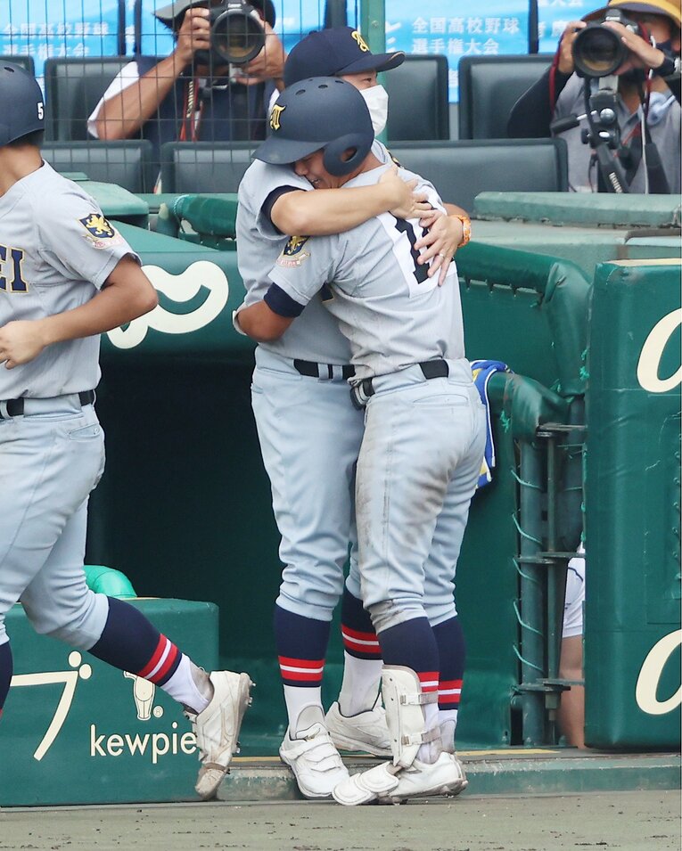 須江監督の素顔がわかる写真（昨夏のカット）　©JIJI PRESS
